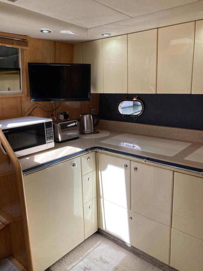 Entire Boat At St Katherine Docks 2 Available Select Using Room Options لندن المظهر الخارجي الصورة