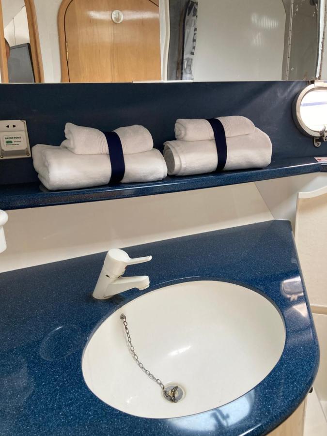 Entire Boat At St Katherine Docks 2 Available Select Using Room Options لندن المظهر الخارجي الصورة