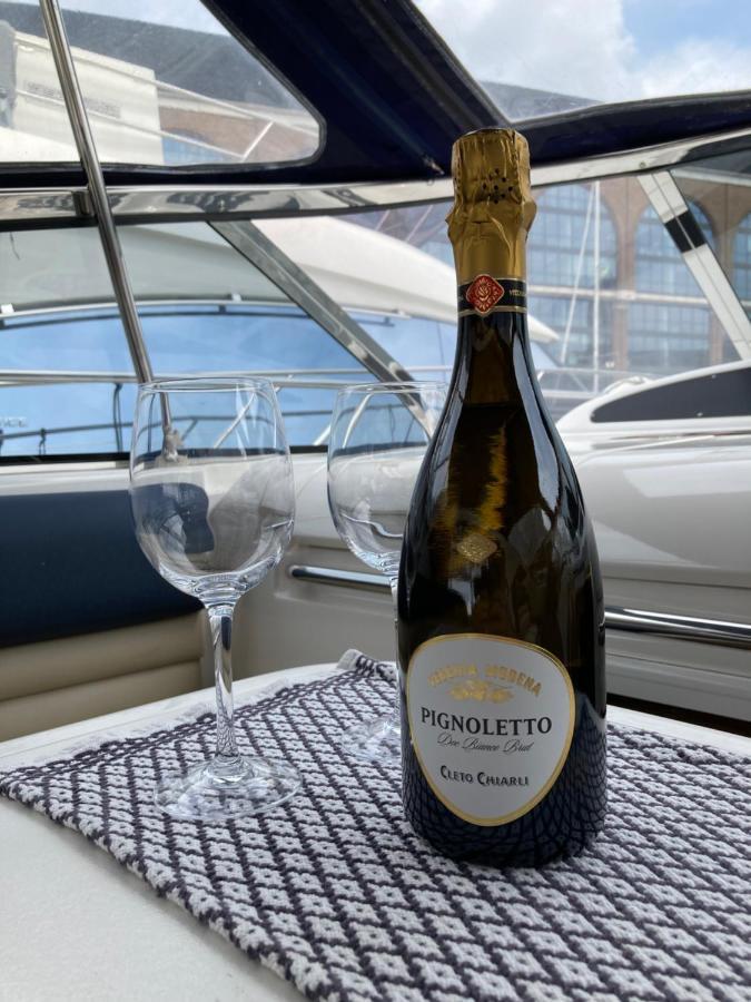 Entire Boat At St Katherine Docks 2 Available Select Using Room Options لندن المظهر الخارجي الصورة