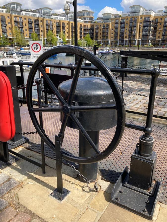 Entire Boat At St Katherine Docks 2 Available Select Using Room Options لندن المظهر الخارجي الصورة